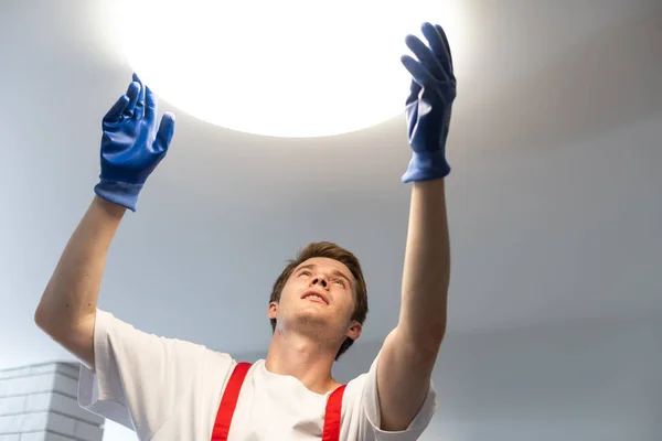 Installation, connection of lamps